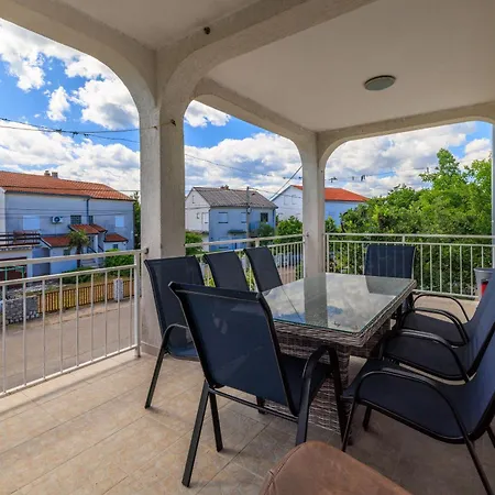 Tajci Lägenhet Jadranovo